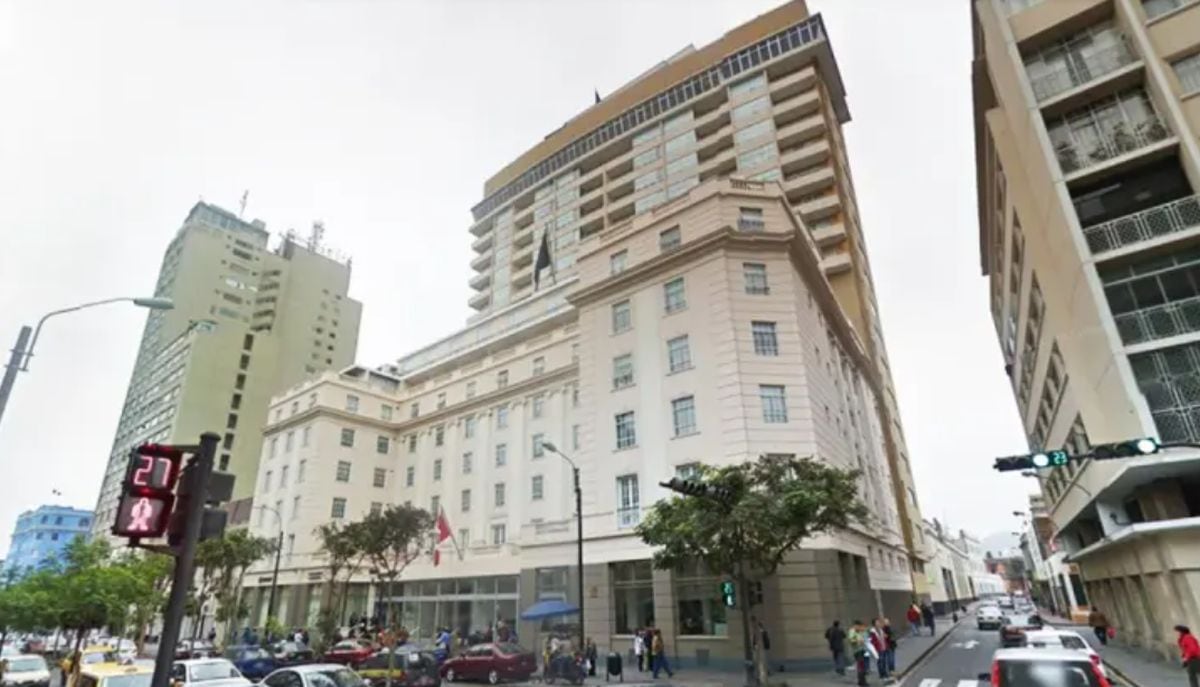 “Se vendió el Hotel Crillón, será un edificio de oficinas”. “Barranco deja sin licencia bulevar comercial en Costa Verde”.