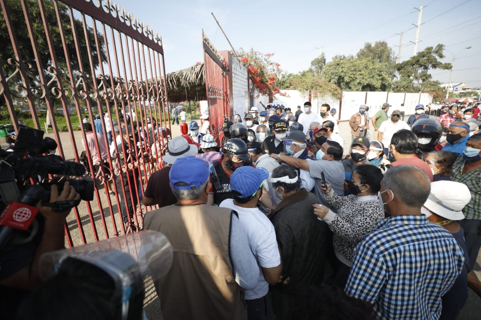 En SMP, en la avenida Gamarra, se reportaron largas colas fuera de parque ecológico. (Foto: GEC)