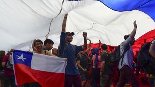 Chilenos leen su Constitución antes de decidir si quieren cambiarla