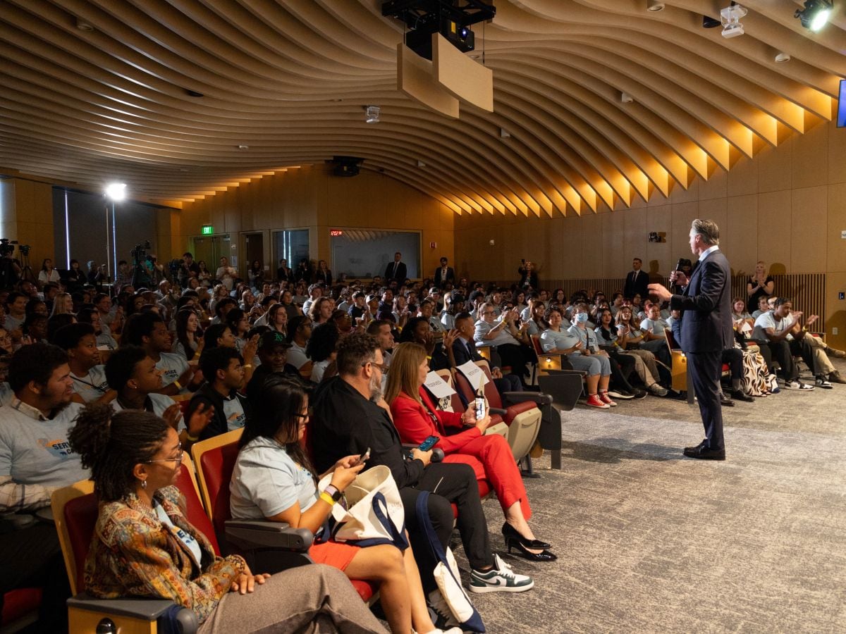 Los participantes colaboran en proyectos de apoyo escolar, alimentación y medioambiente mientras reciben ayuda para cubrir sus gastos (Foto: Gavin Newsom / Instagram)