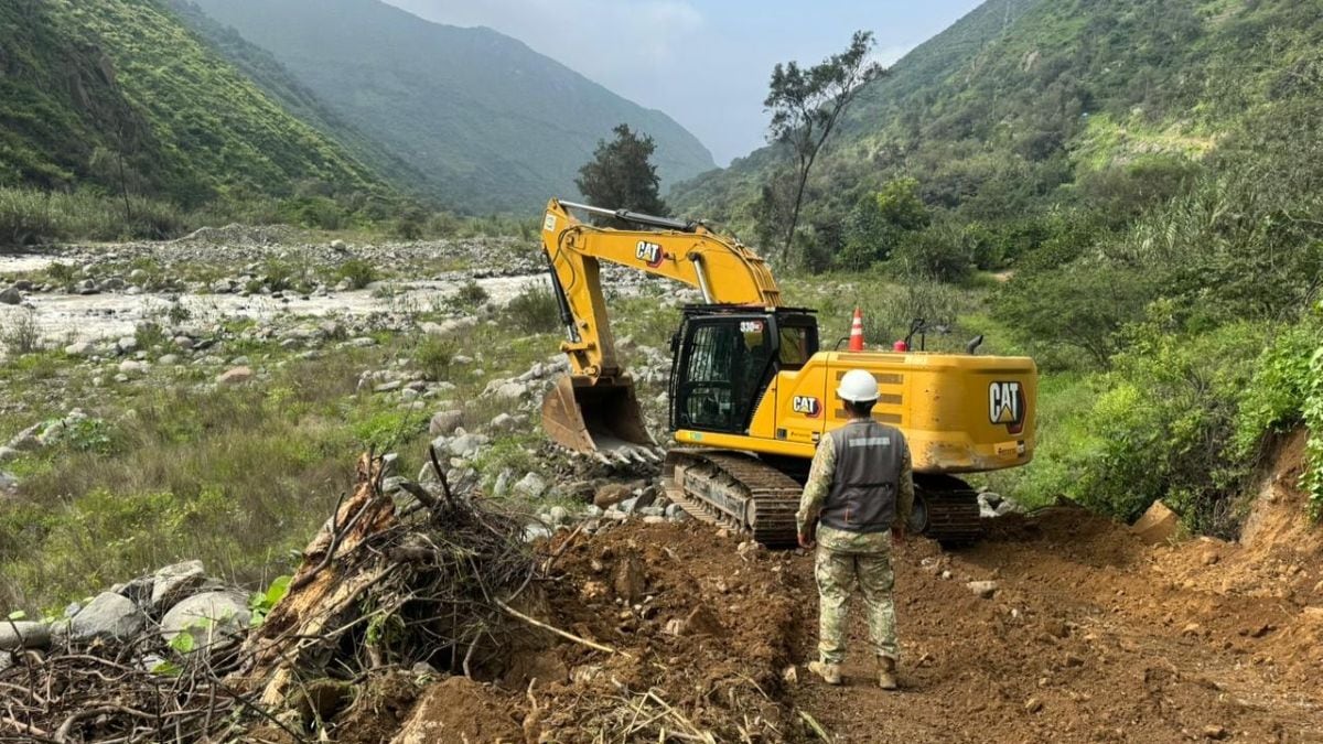 El Ejército inició el desplazamiento de batallones de Ingeniería y maquinaria pesada hacia Piura para reforzar las acciones de prevención ante posibles lluvias intensas y desbordes. Foto: Mindef.