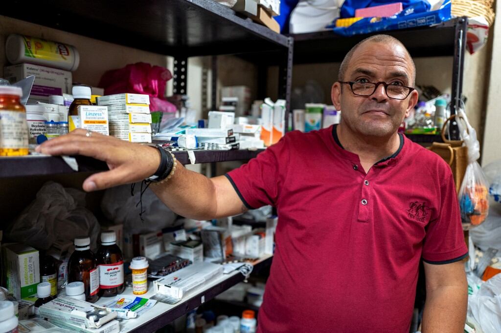 Sergio Cabrera, coordinador del proyecto humanitario Palomas, muestra la lista de medicamentos gratuitos disponibles gracias a donaciones e intercambios entre los usuarios de su grupo de WhatsApp, en La Habana, el 28 de abril de 2025. (Foto de ADALBERTO ROQUE / AFP)