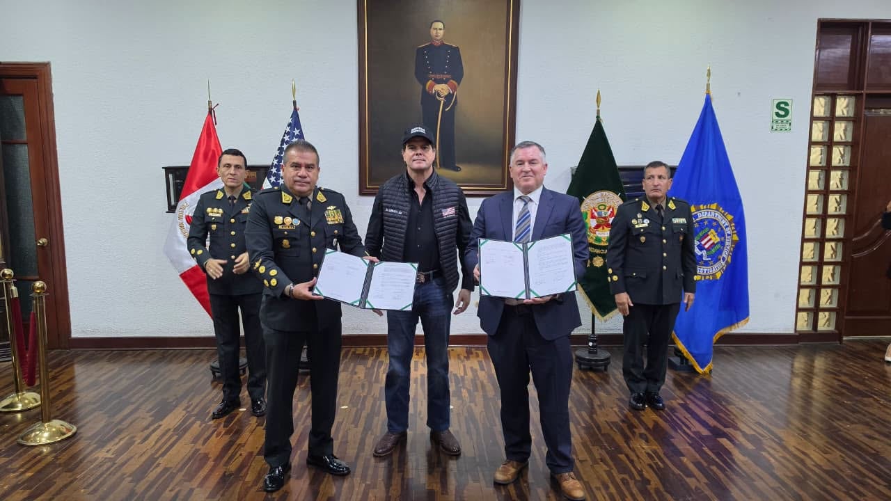 La Policía Nacional del Perú y el Buró Federal de Investigaciones de los Estados Unidos (FBI) suscribieron un Memorándum de Cooperación que permitirá fortalecer las capacidades de investigación e inteligencia para enfrentar de manera más eficaz a las organizaciones criminales transnacionales. Foto: PNP