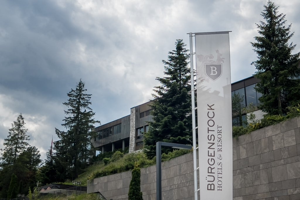 Esta fotografía, tomada el 6 de junio de 2024, muestra un edificio del lujoso complejo turístico Burgenstock, situado sobre el lago de Lucerna, en el centro de Suiza, que acogerá una cumbre de paz sobre Ucrania los días 15 y 16 de junio de 2024. (Foto de Elodie LE MAOU / AFP)