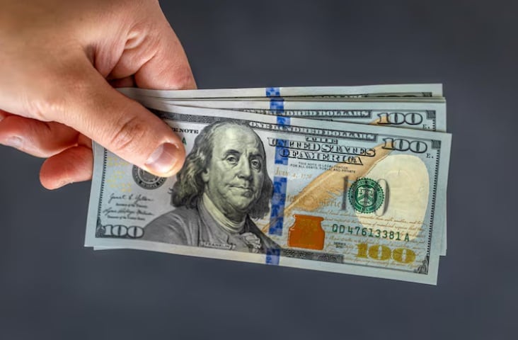 La medida afecta transferencias en efectivo, cheques y giros postales, pero excluye los envíos electrónicos. (Foto referencial: Freepik)