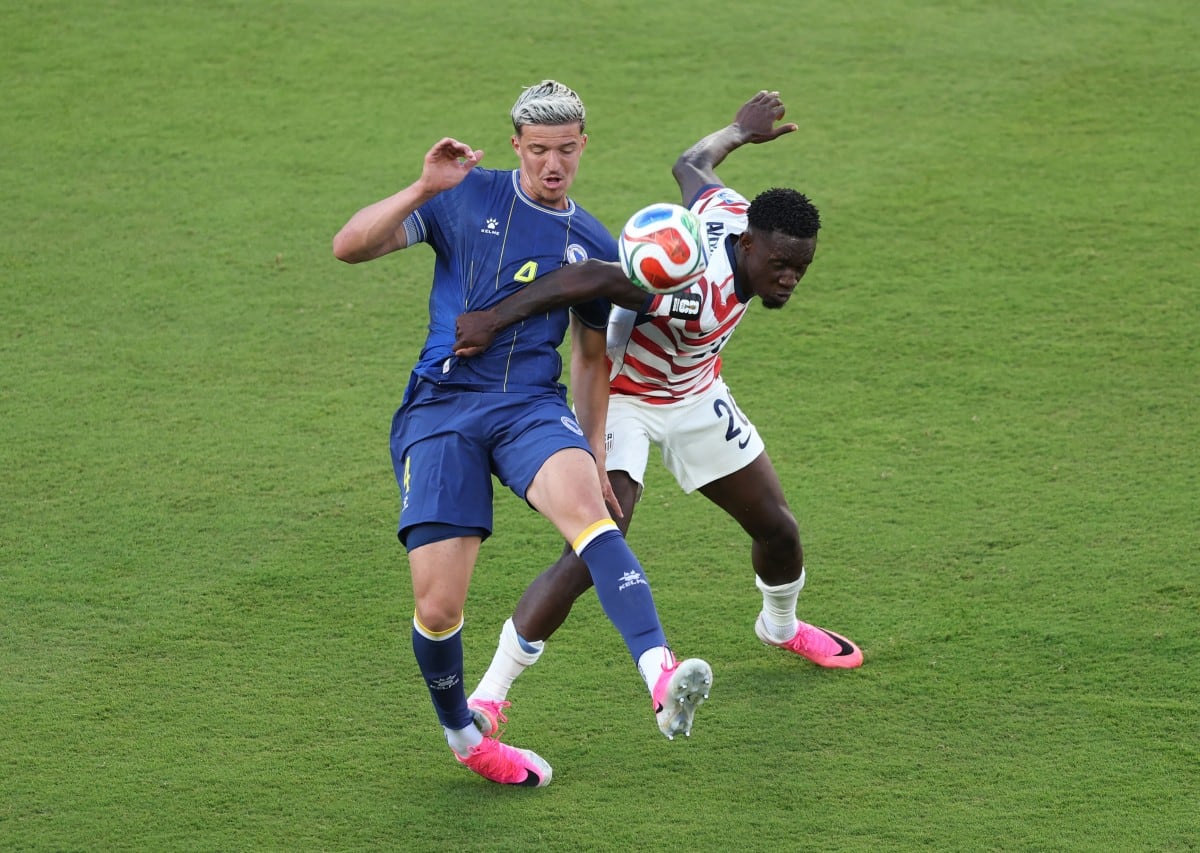 Folarin Balogun #20 de Estados Unidos comete una falta sobre Tarik Muharemovic #4 de Bosnia y Herzegovina, jugada que posteriormente es revisada por el VAR y sancionada con tarjeta roja durante el partido de dieciseisavos de final de la Copa Mundial de la FIFA 2026 entre Estados Unidos y Bosnia y Herzegovina en el Estadio de la Bahía de San Francisco el 1 de julio de 2026 en Santa Clara, California. Michael Steele/Getty Images/AFP