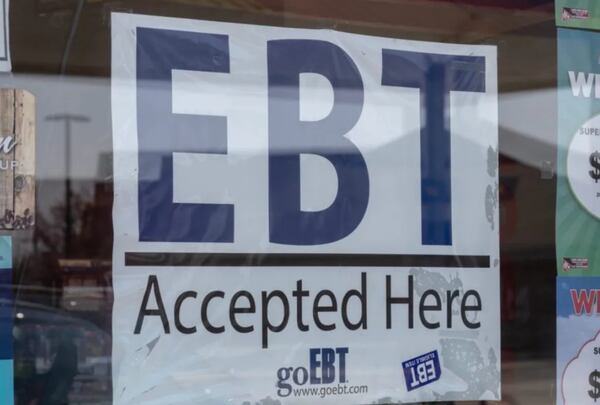Cada mes, los beneficiarios del programa SNAP reciben un depósito en una tarjeta EBT (Foto: AFP)