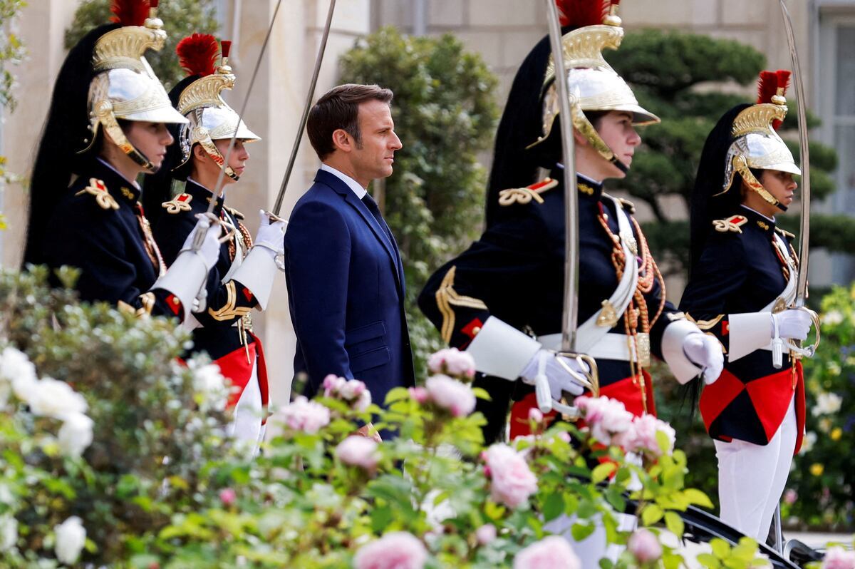 Macron se convirtió el 24 de abril en el primer mandatario en lograr la reelección en dos décadas tras derrotar de nuevo en el balotaje a la ultraderechista Marine Le Pen con un 58.55% de votos, unos 7.5 puntos menos de ventaja que en 2017. (Foto: REUTERS/Gonzalo Fuentes/Pool).
