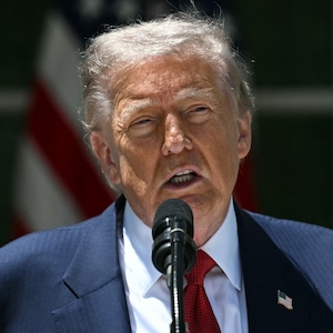 El presidente estadounidense Donald Trump pronuncia un discurso durante un almuerzo por el Día de la Madre en el Jardín de las Rosas de la Casa Blanca en Washington, D.C., el 8 de mayo de 2026. (Foto de Jim Watson / AFP).