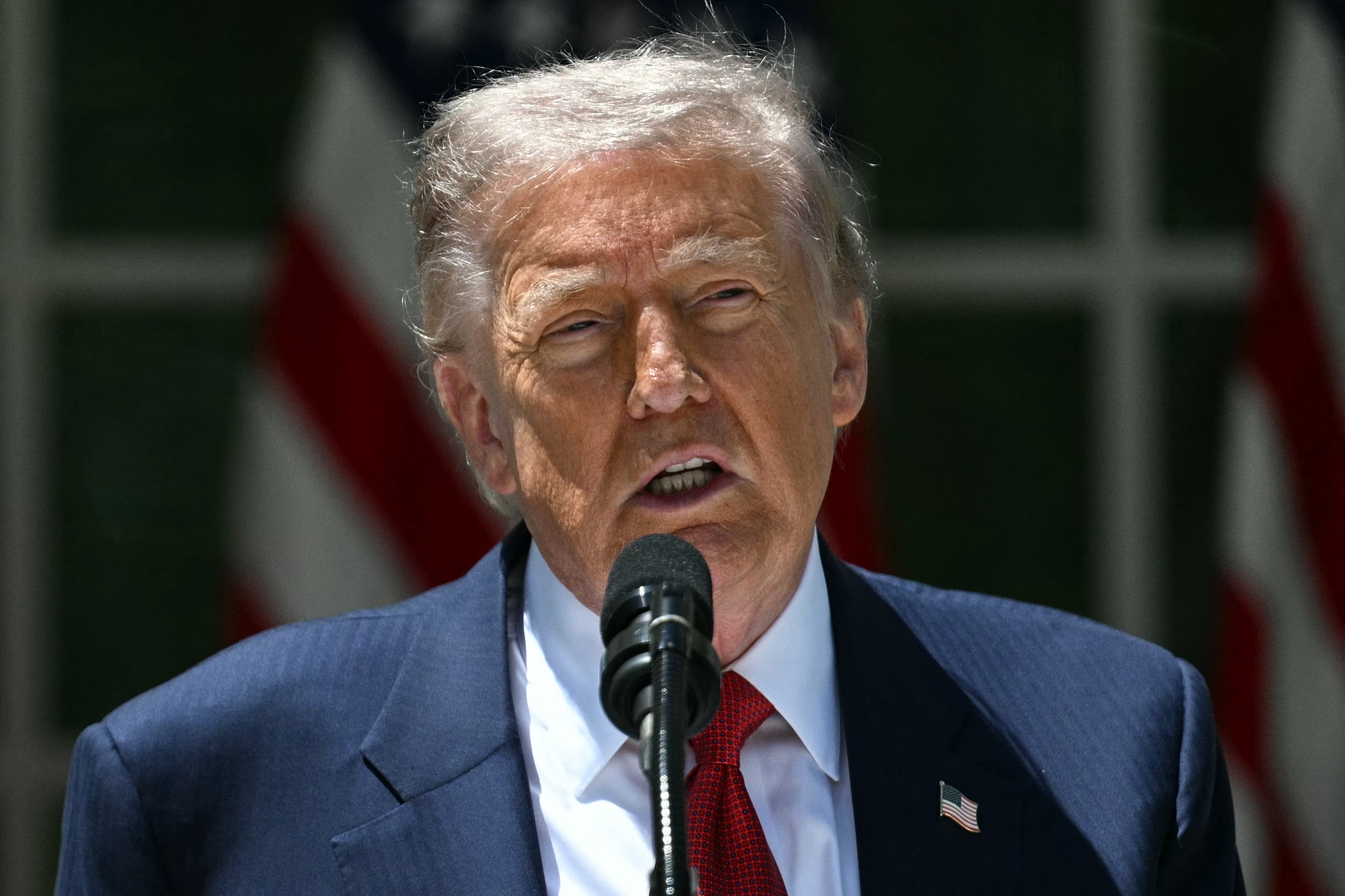 El problema se agrava para el presidente estadounidense porque muchos votantes lo culpan de la presión sobre los precios, justo cuando se avecinan las cruciales elecciones de mitad de mandato. (Foto de Jim Watson / AFP).