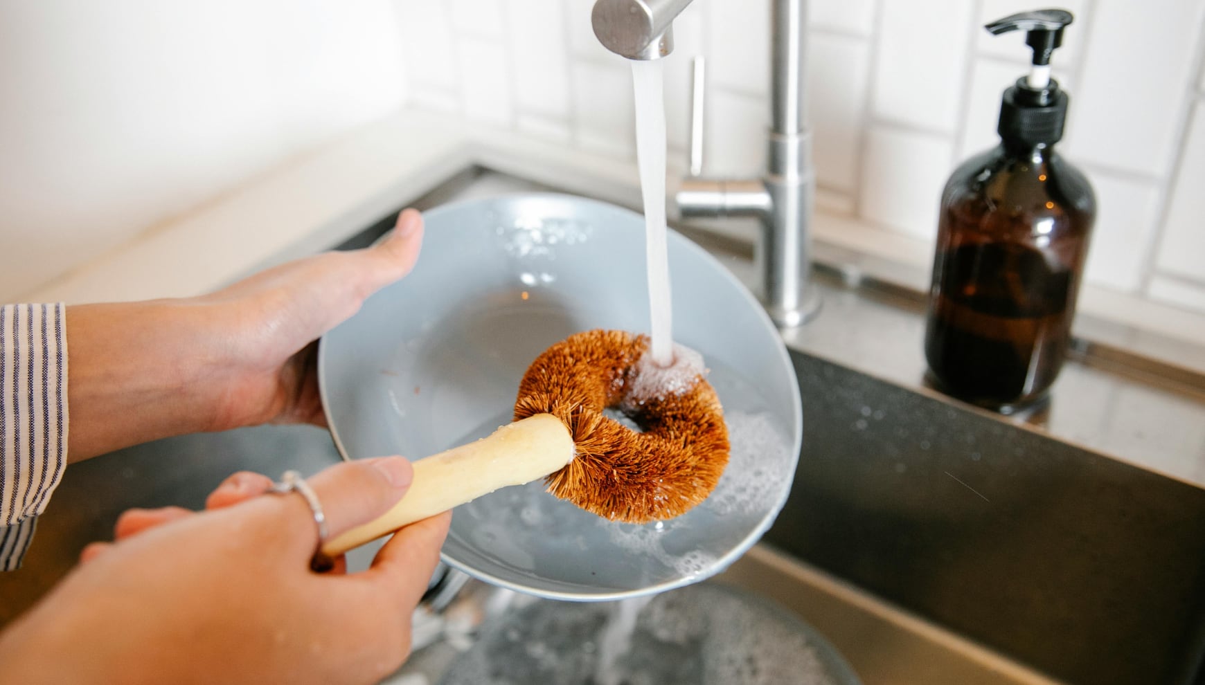 Conoce el salario promedio de un lavaplatos en Estados Unidos y qué factores pueden influir en tus ingresos (Foto: Pexels)