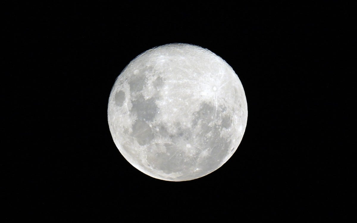 El fenómeno ocurre cuando un mismo mes tiene dos lunas llenas, algo que solo sucede cada dos o tres años. (Foto: JUAN MABROMATA / AFP)