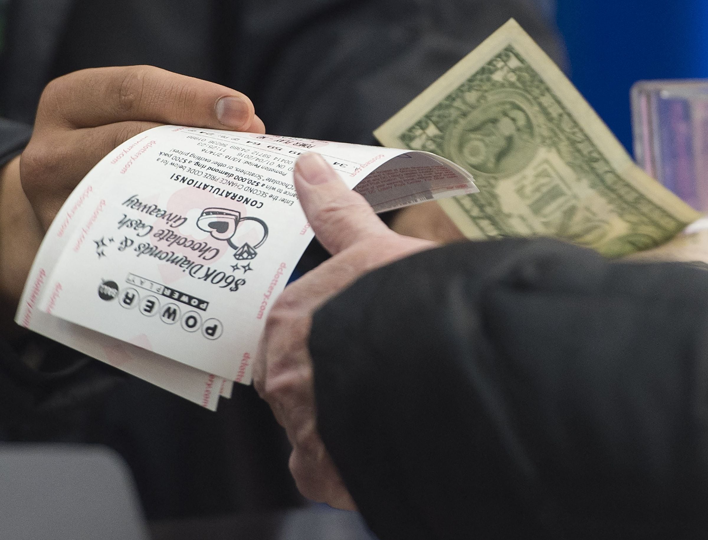 Las fechas de caducidad de los boletos del Powerball suelen variar entre 90 días y un año, dependiendo de la jurisdicción de venta. (Foto: SAUL LOEB / AFP)