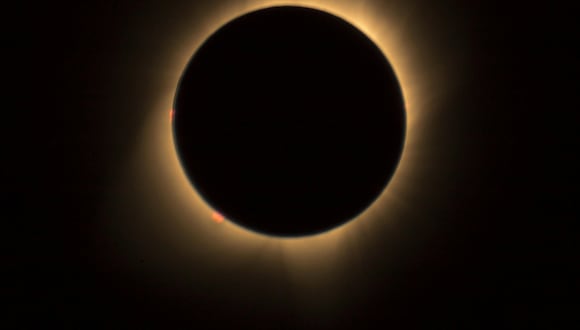 Durante un eclipse solar, la Luna se sitúa entre el Sol y la Tierra, produciendo un espectacular efecto de oscuridad momentánea en el cielo (Foto: Pexels)