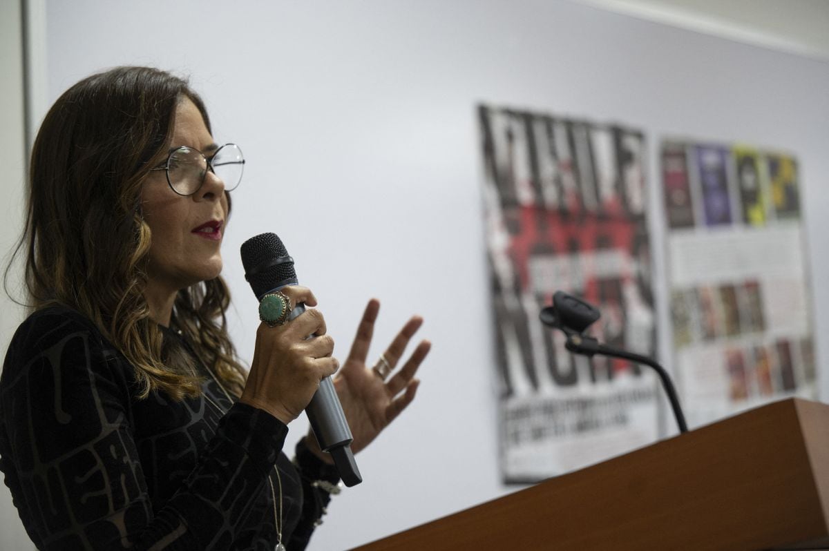 La periodista de investigación venezolana Ronna Rísquez habla durante la presentación de su libro "El tren de Aragua" en el Centro de Desarrollo Profesional de Caracas el 22 de marzo de 2023 (Foto: AFP)