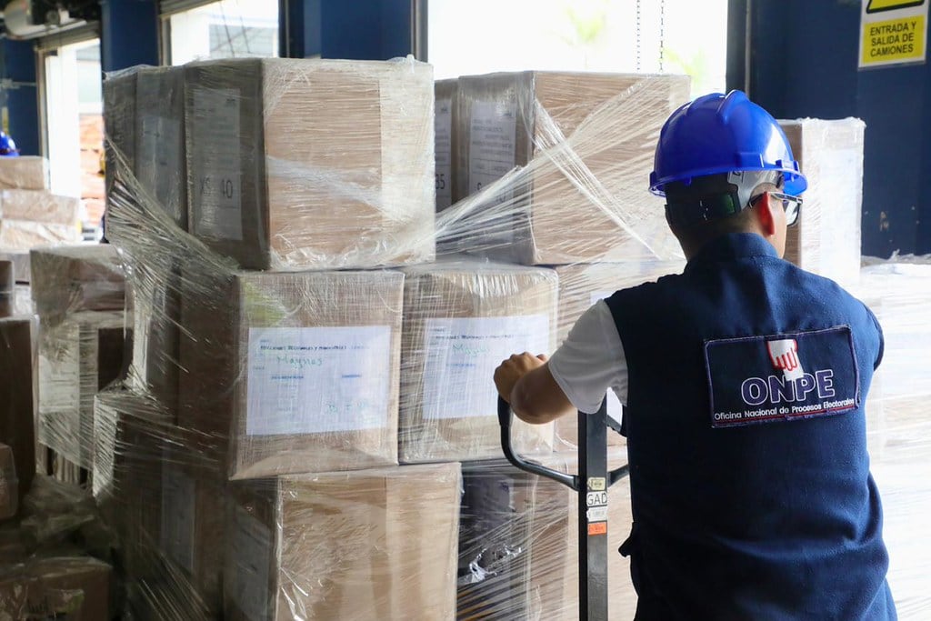El organismo electoral inició el traslado de material de capacitación hacia 125 oficinas descentralizadas, en un operativo que incluye rutas aéreas y terrestres. Foto: ONPE.