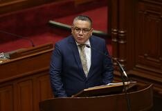 Santiváñez pide al Congreso presentarse antes que se debatan las mociones de censura