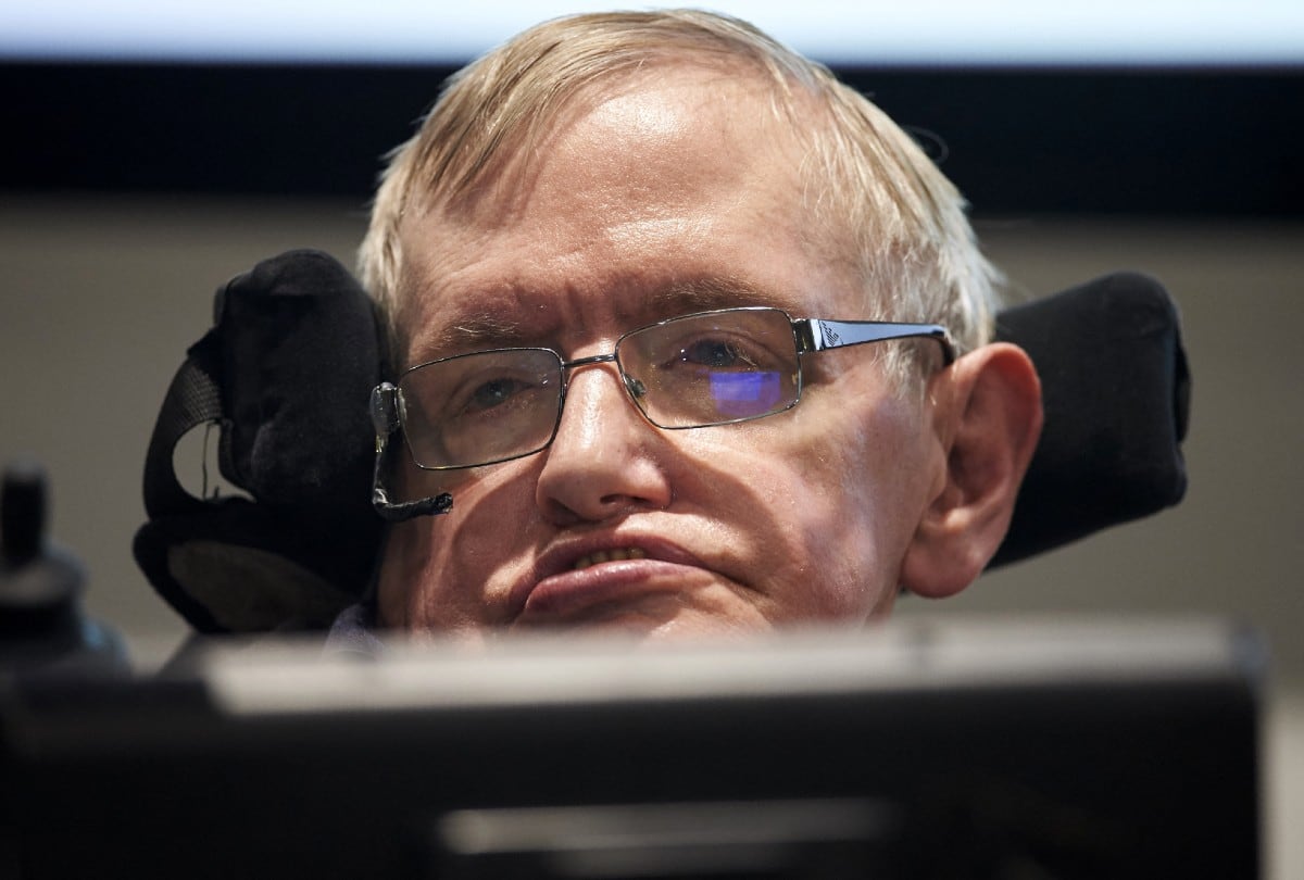 La cita del día de Stephen Hawking invita a reflexionar sobre las ideas que desafían lo establecido. | Crédito: NIKLAS HALLE'N / AFP