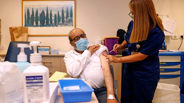 Israel aplicará tercera dosis de vacuna contra el COVID-19 a los mayores de 60 años