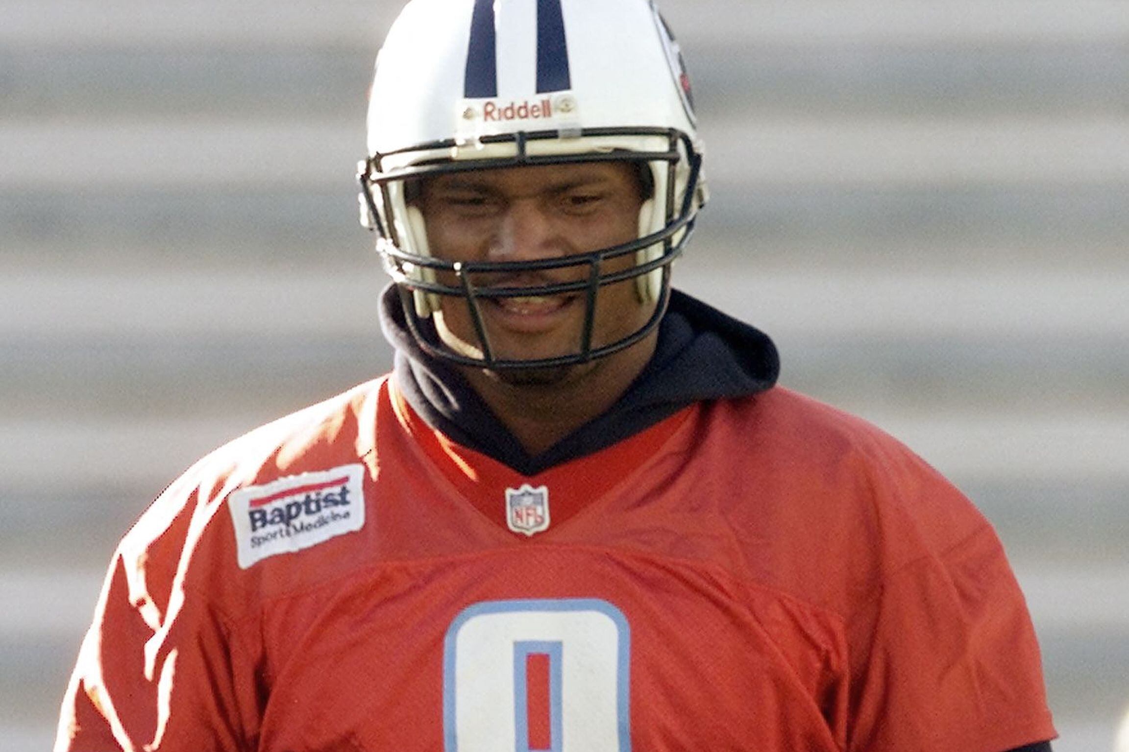 La vez que Steve McNair trotaba durante la práctica del equipo en Georgia Tech el 27 de enero de 2000, en preparación para el Super Bowl XXXIV, en Atlanta, GA. Los Titans se enfrentarán a los St. Louis Rams en el Super Bowl en el Georgia Dome el 30 de enero (Foto: Robert Sullivan / AFP)