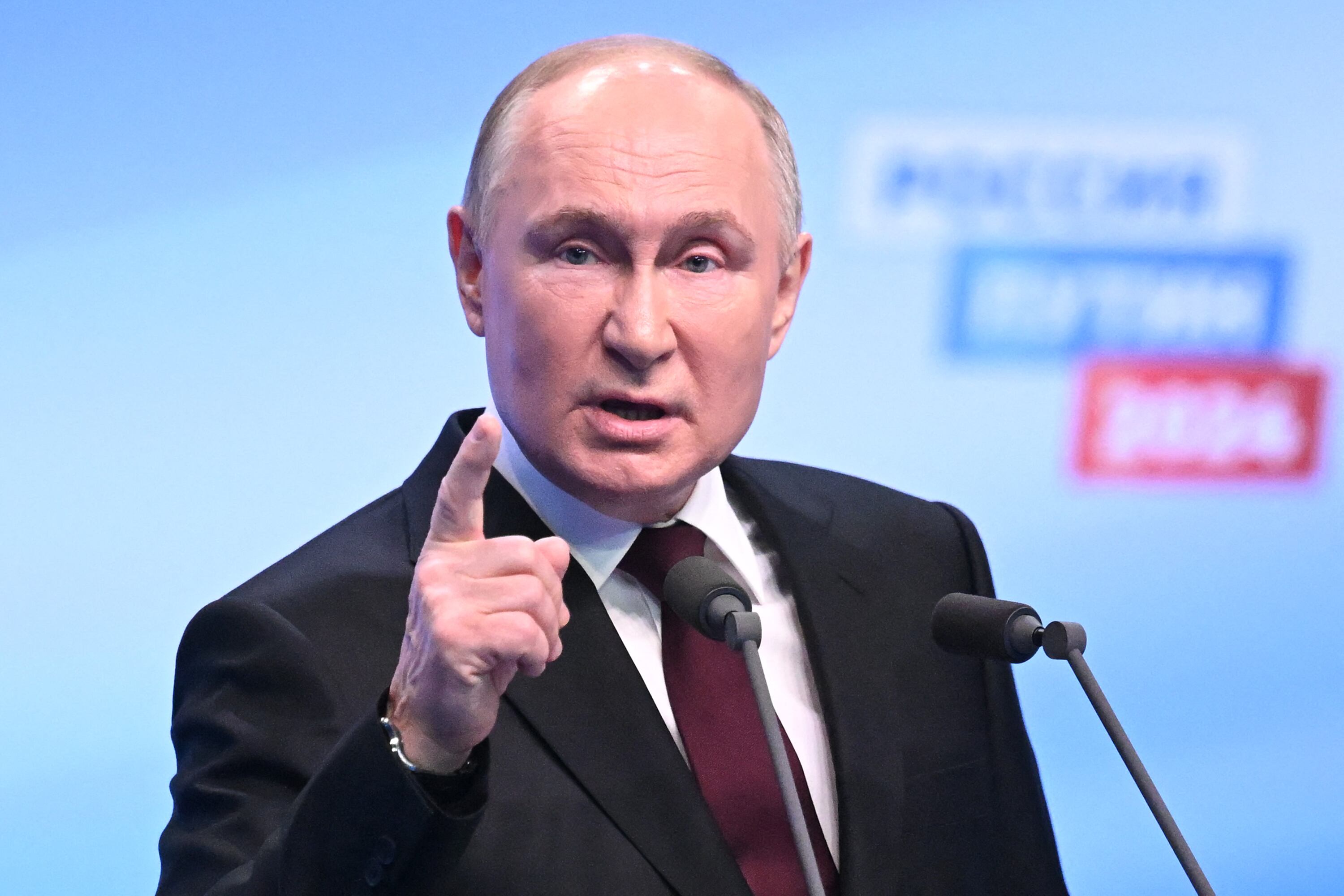 El presidente de Rusia Vladimir Putin se reúne con los medios de comunicación en su sede de campaña en Moscú el 18 de marzo de 2024. (Foto de NATALIA KOLESNIKOVA / POOL / AFP).