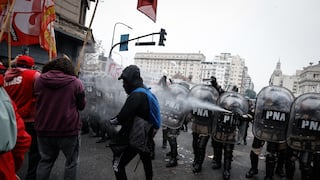 Argentina: seis diputados hospitalizados tras choque entre policías y manifestantes