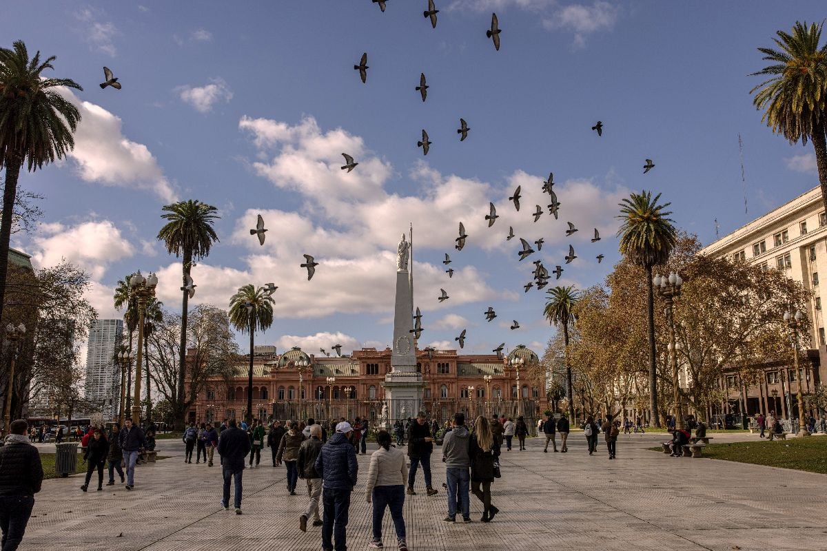 Visitantes en la Plaza de Mayo en Buenos Aires, Argentina.