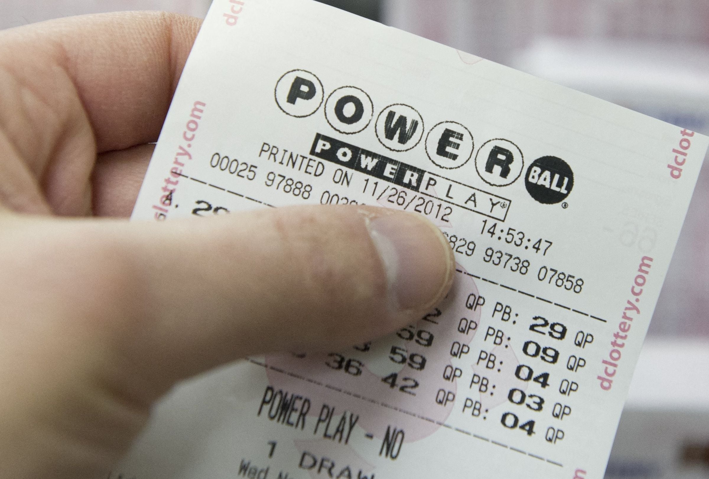 En esta nota conocerás los resultados del sorteo del Powerball del lunes 08 de junio y descubrir si alguien se quedó con el premio mayor. (Foto: Saul LOEB / AFP)