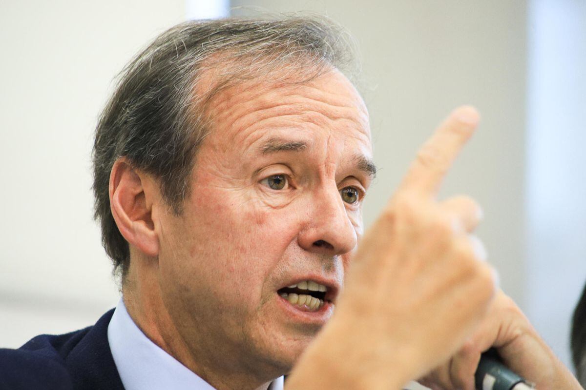 El candidato a la Presidencia de Bolivia por el partido Alianza Libre, Jorge 'Tuto' Quiroga, habla durante una rueda de prensa en La Paz (Bolivia). Foto: EFE/ Gabriel Márquez