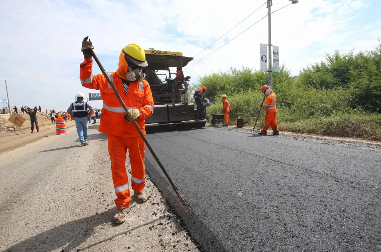 La carretera Catacaos–Sechura figura entre los principales proyectos viales previstos para el 2026, con una inversión cercana a S/ 180 millones. (Foto: Andina)