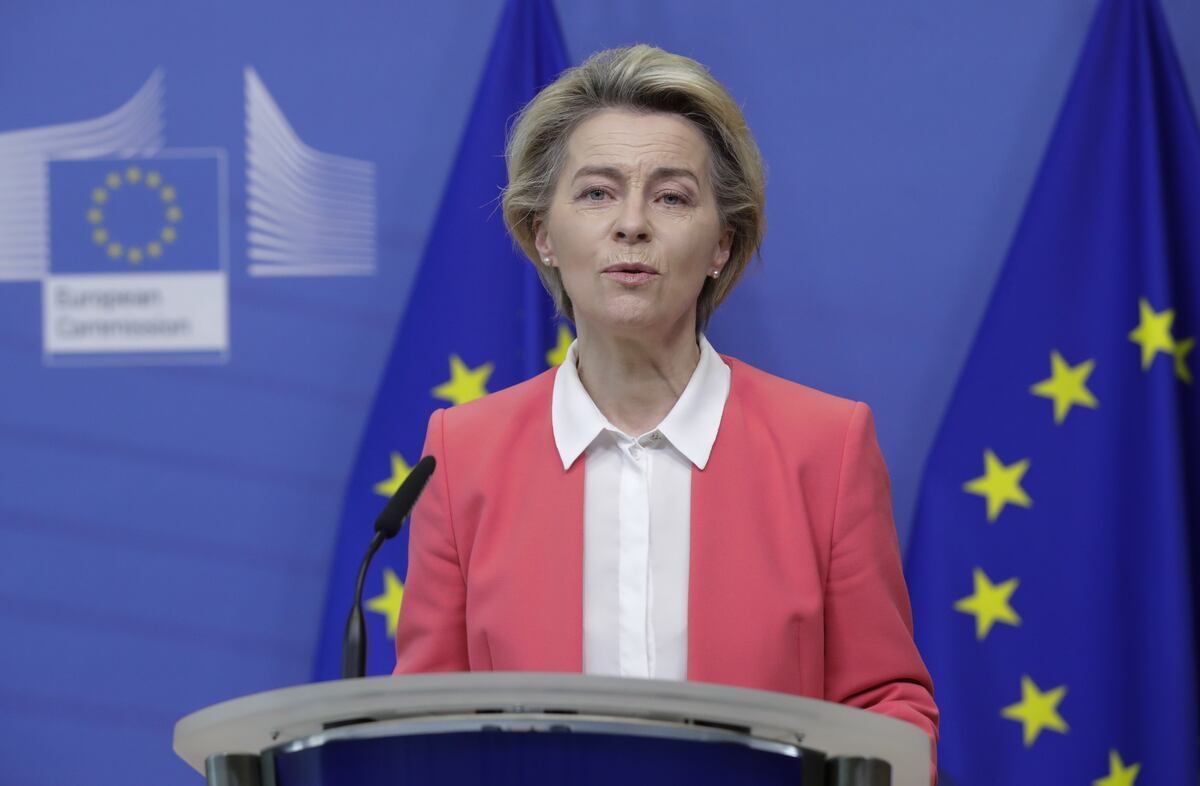 Ursula von der Leyen dijo que esas contramedidas se retrasarían hasta el 1 de agosto, y que la carta de Trump muestra “que tenemos hasta el primero de agosto” para negociar.(Olivier Hoslet/Pool Photo via AP)