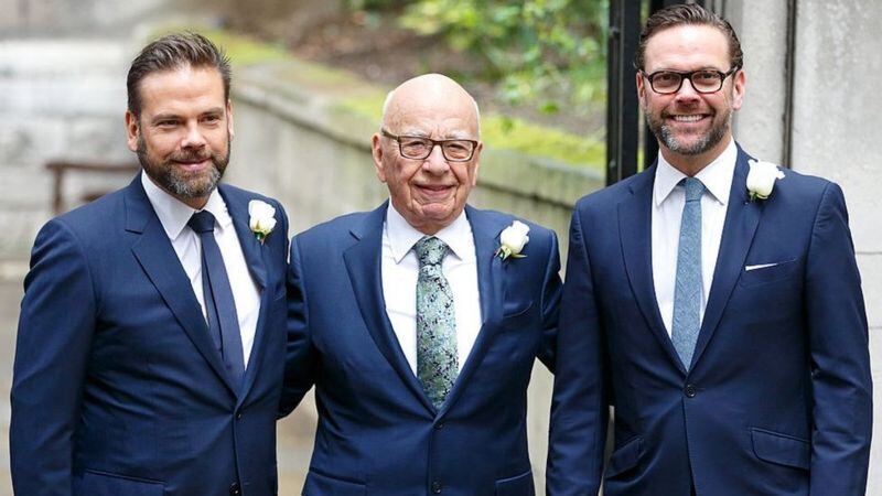 Rupert Murdoch con sus hijos Lachlan (izq.) y James. (Getty Images).