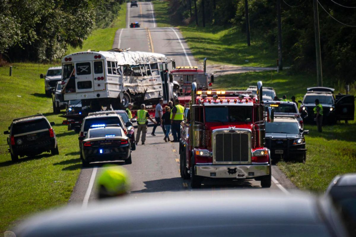El autobús, que chocó de lado con una camioneta que venía por el carril contrario, se salió de la carretera, atravesó una valla y se volcó de costado en el área de Ocala. (Foto: EFE)