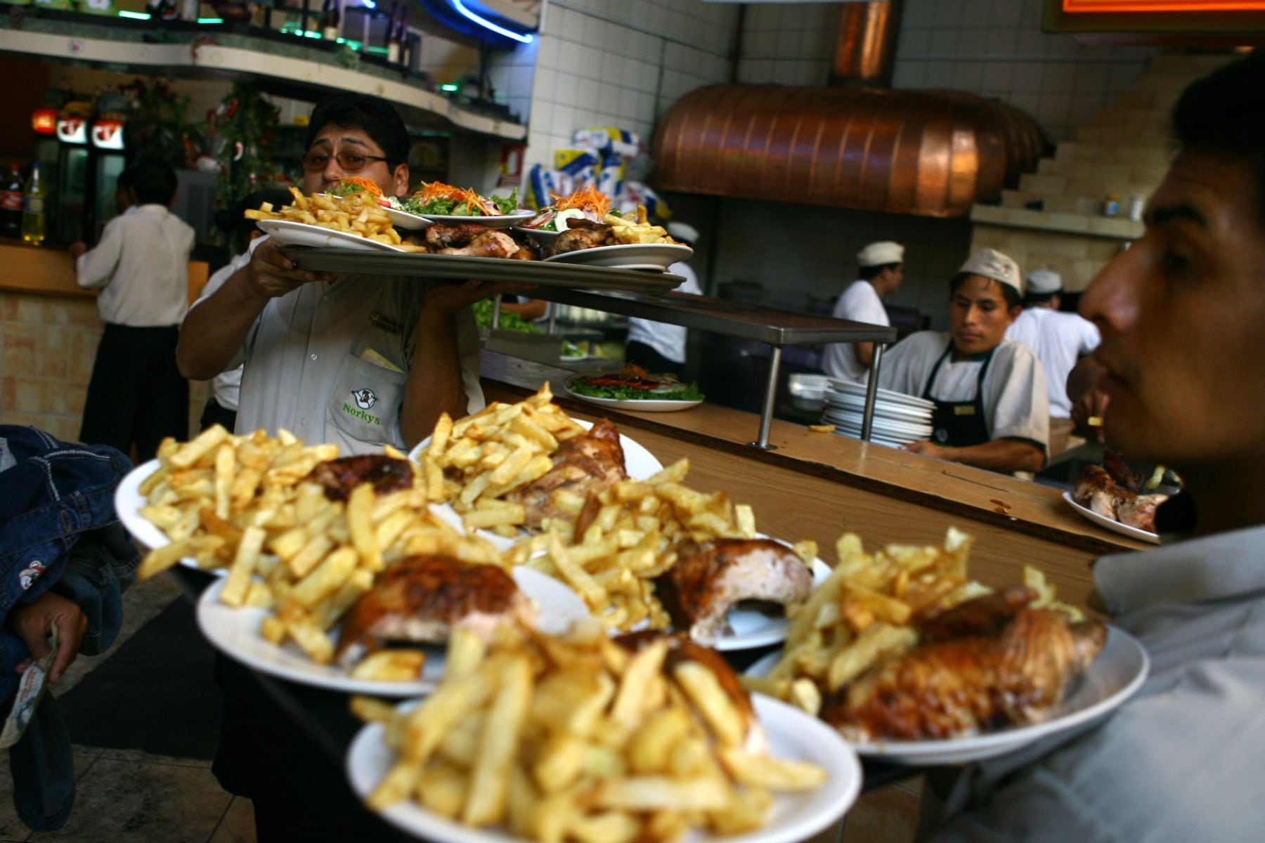 La venta en restaurantes estuvo impulsado por una mayor demanda en pollerías, comida rápida, sandwicherías, carnes y parrillas, cevicherías, comida internacional y restaurantes turísticos. (Imagen: Andina)