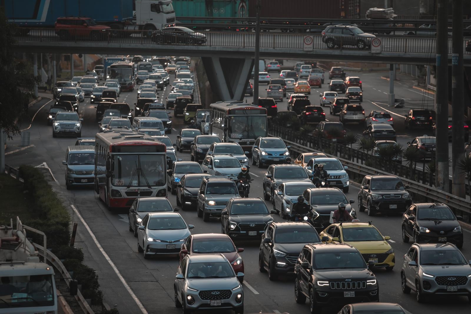 Pasajeros pierden más de 6 días al año en hora punta. Foto: Joel Alonzo, GEC