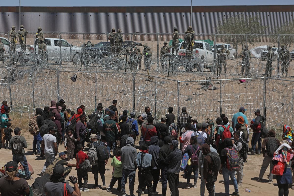 Migrantes que buscan asilo en Estados Unidos se manifiestan en el río Grande para pedir autorización para ingresar al país, visto desde Ciudad Juárez, estado de Chihuahua, México, el 25 de abril de 2024 (Foto: Herika Martínez / AFP)