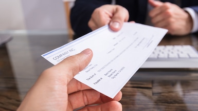 ¿Las empresas pueden pagar a sus trabajadores con cheques? Tribunal de la Sunafil se pronuncia