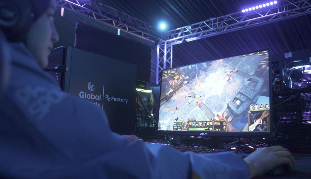 Su interés por los juegos en línea surgió al ver a su hermano mayor con el Counter Strike, un ‘shooter’ (tirador en inglés) táctico que se juega con vista en primera persona y el objetivo es disparar y matar enemigos. (Foto: EFE)