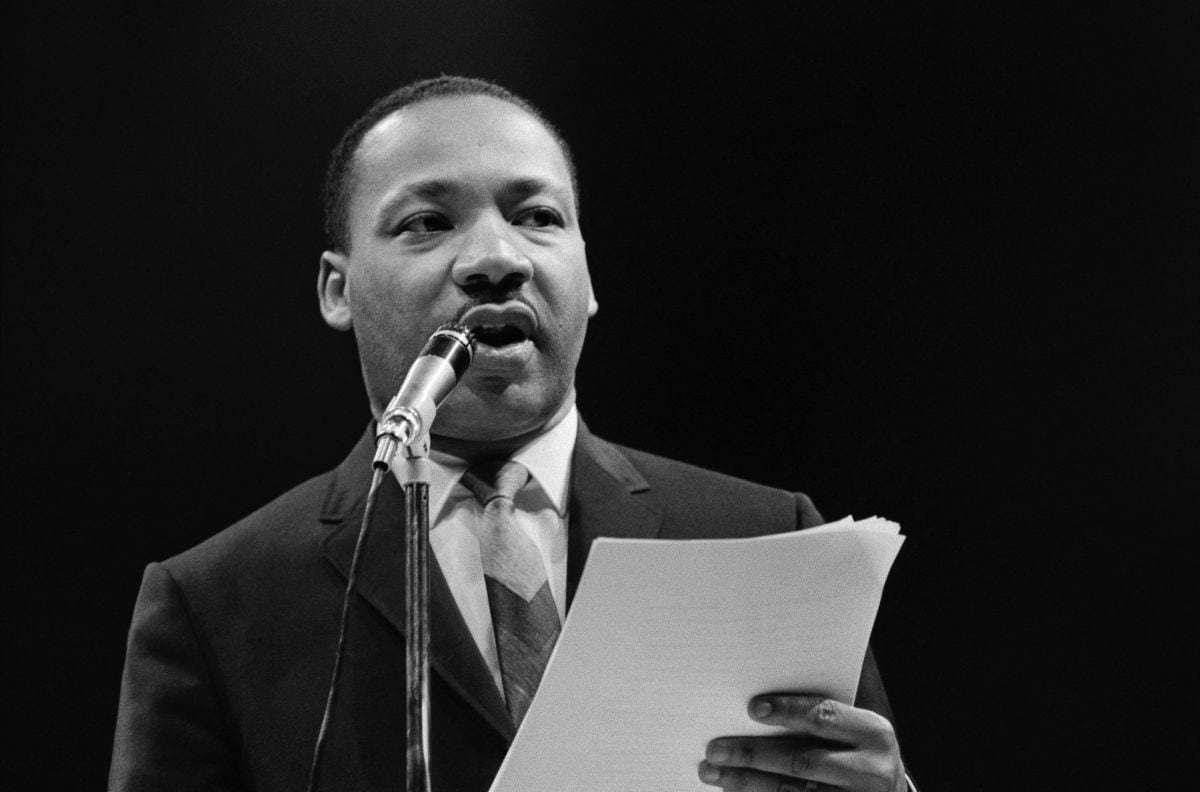 Martin Luther King, invitado a Francia por el Comité Franco-Americano de Apoyo a la Integración Racial, pronuncia un discurso el 28 de marzo de 1966 en el Palacio de Deportes de París durante la Noche de los Derechos Civiles, organizada por el Movimiento por la Paz, en la que participaron numerosos militantes y personalidades. | Crédito: AFP