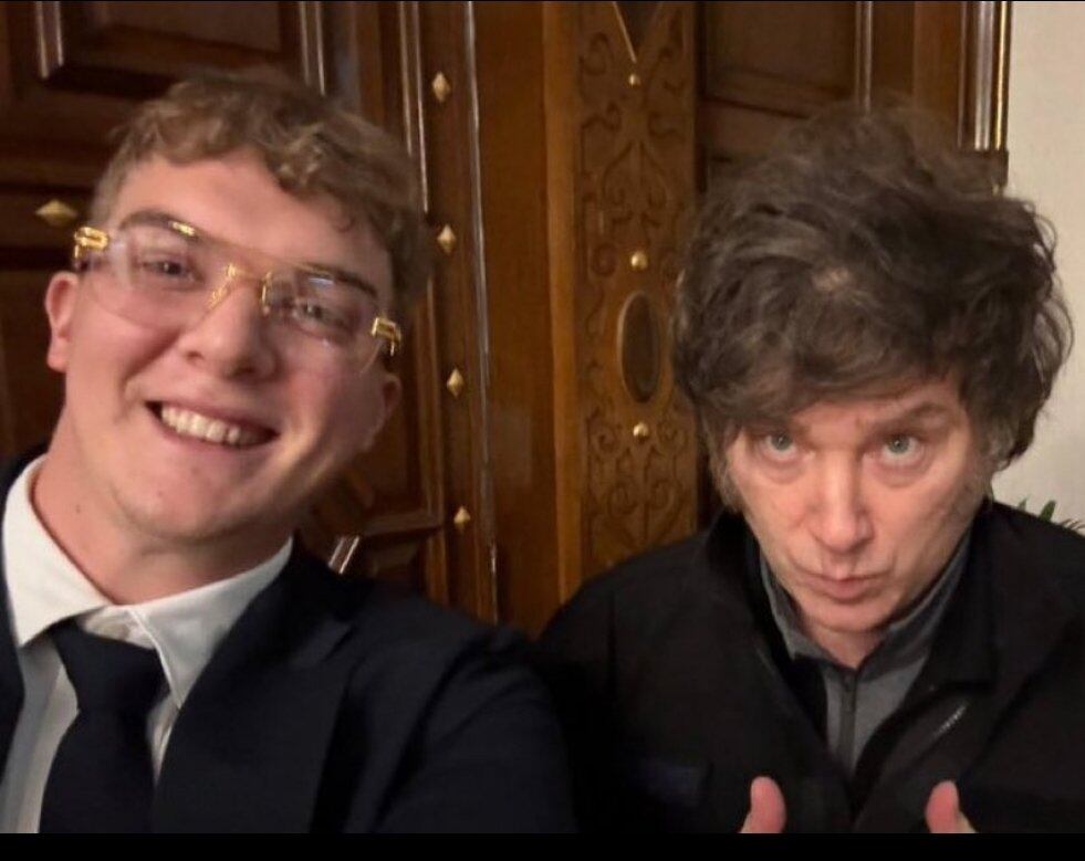 Hayden Davis y Javier Milei.