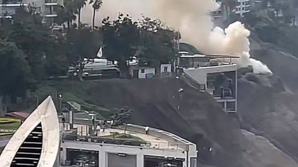 Miraflores: cierran la Costa Verde por incendio en maleza del acantilado