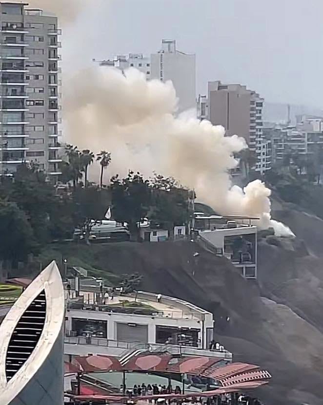 El fuego se registra en una zona de abundante vegetación y maleza seca del acantilado, lo que favorece la propagación de las llamas. (Foto: Roger García)