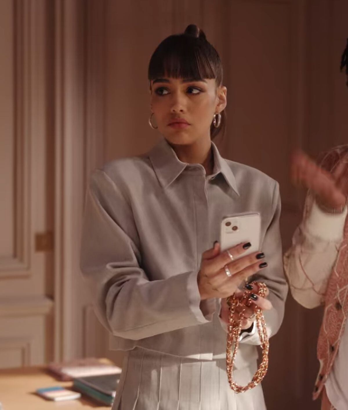 Genevieve es una joven veinteañera que entabla una amistad con Emily (Foto: Netflix)