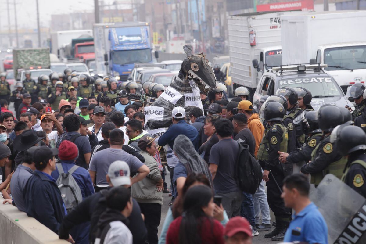 Distintas empresas de transporte público acatan paro.