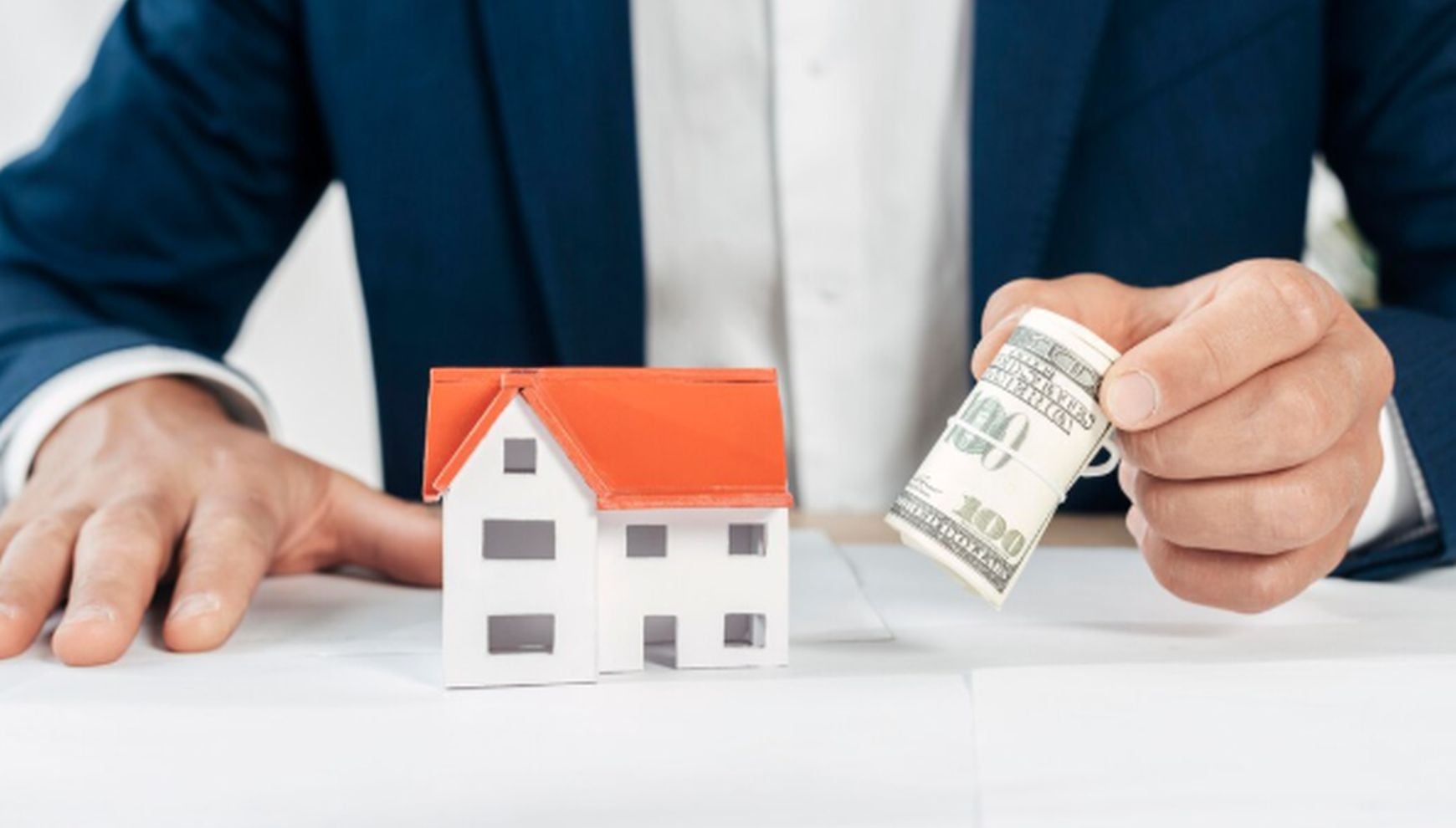 Si le debes al IRS y estás en apuros económicos, no todo está perdido: hay una vía legal para proponer pagar menos de lo que debes y suspender acciones de cobro agresivas (Foto: Freepik)