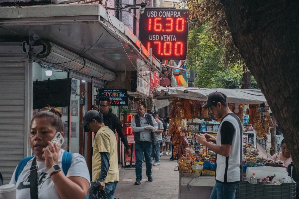 Información sobre el tipo de cambio que se muestra en una oficina de cambio de divisas en la Ciudad de México, México.