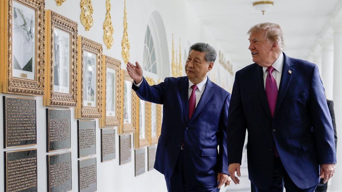 Donald Trump muestra a Xi Jinping una foto en la que se burla de Joe Biden.