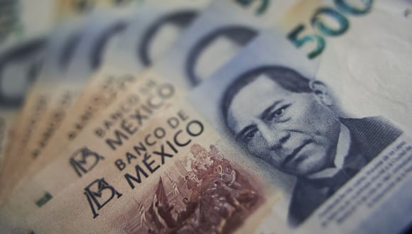 500 pesos banknotes. Axtla de Terrazas, Mexico. April 2, 2023. Mauricio Palos / Bloomberg