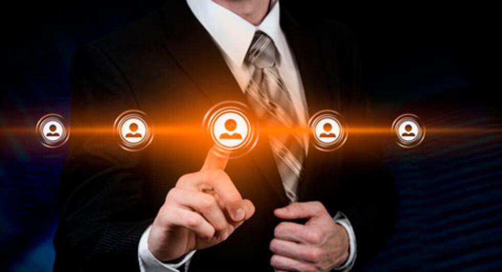 Profesionales legales y éticos desempeñan un papel fundamental en el ámbito de la IA. Deben abordar cuestiones de propiedad intelectual, privacidad y ética, asegurando que las aplicaciones de IA no infrinjan derechos ni causen problemas legales. Este campo legal es esencial dado el potencial comercial de la IA y su posible uso indebido. Los abogados deben ser capaces de combinar el derecho comercial, la propiedad intelectual y la ciberseguridad, garantizando que se implementen controles desde el principio para abordar los aspectos legales, sociales y éticos de la IA.