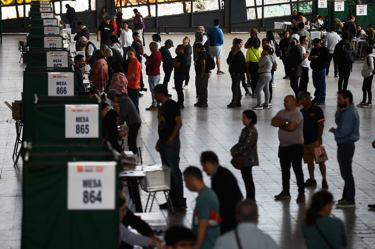 La gente hace cola para votar durante el referéndum sobre la nueva propuesta de constitución de Chile, en Santiago, el 17 de diciembre de 2023. (Foto de Pablo Vera/AFP)